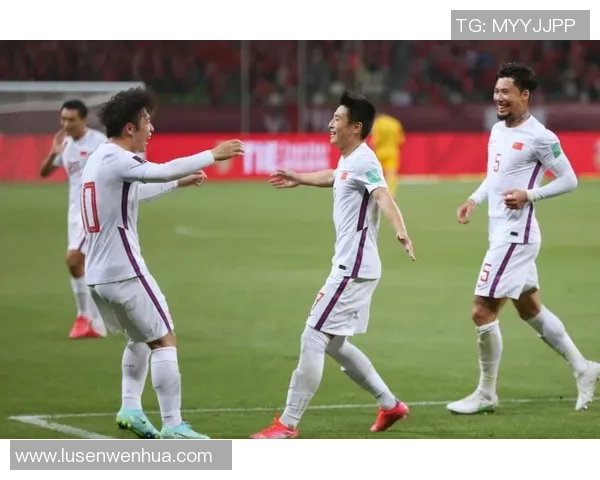 足球明星儿子现场观看比赛视频引发热议展现父子情深与足球魅力