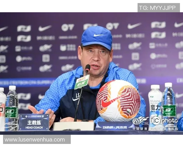 成都足球队在杯赛积分榜上以98分稳居第一，展现强劲实力